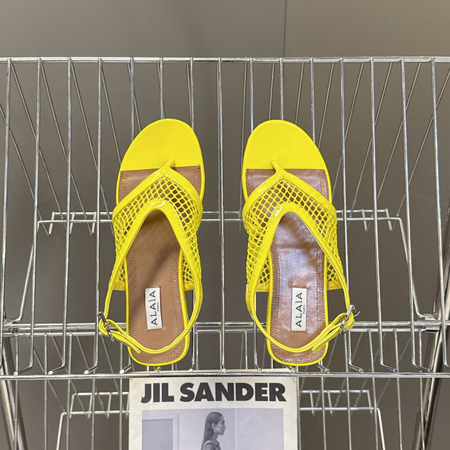 ALAIA 26S FLAT MESH THONG SANDALS IN YELLOW PATENT CALFSKIN