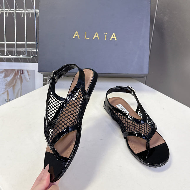 ALAIA 26S FLAT MESH THONG SANDALS IN BLACK PATENT CALFSKIN