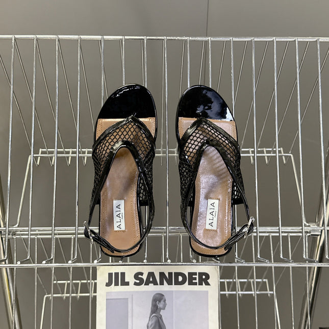 ALAIA 26S FLAT MESH THONG SANDALS IN BLACK PATENT CALFSKIN