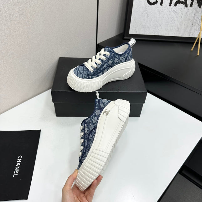 CHANEL 26S SNEAKERS IN NAVY BLUE DIAMOND-PATTERNED WOVEN FABRIC