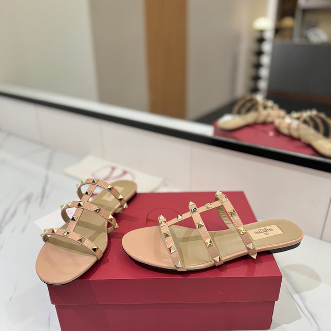 VALENTINO 26S SANDALS IN BEIGE PINK PATENT CALFSKIN WITH GOLD STUDS