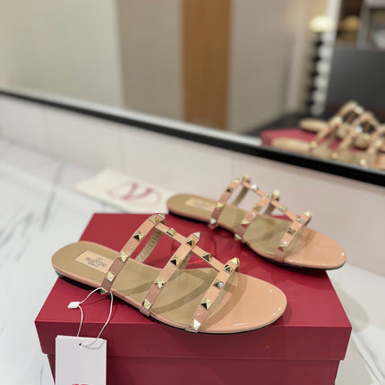 VALENTINO 26S SANDALS IN BEIGE PINK PATENT CALFSKIN WITH GOLD STUDS
