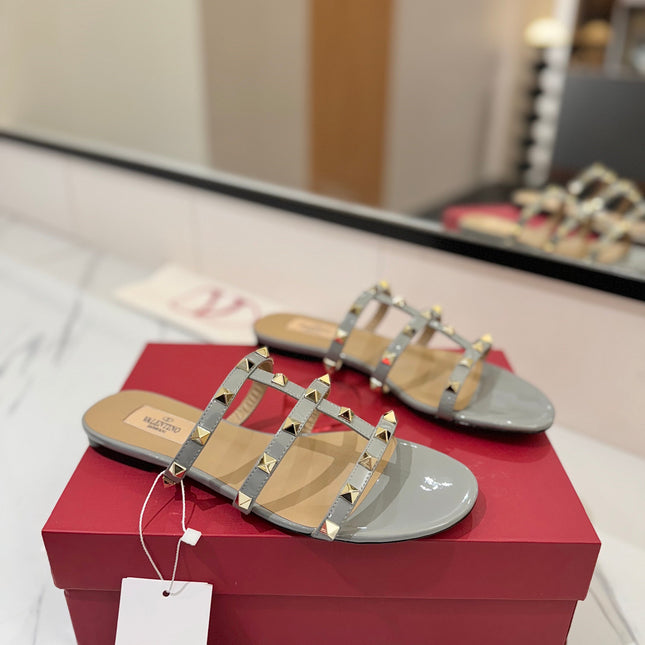 VALENTINO 26S SANDALS IN LIGHT GREY PATENT CALFSKIN WITH GOLD STUDS