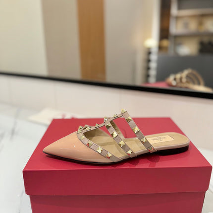 VALENTINO 26S STUDDED FLAT MULES IN BEIGE PINK PATENT CALFSKIN