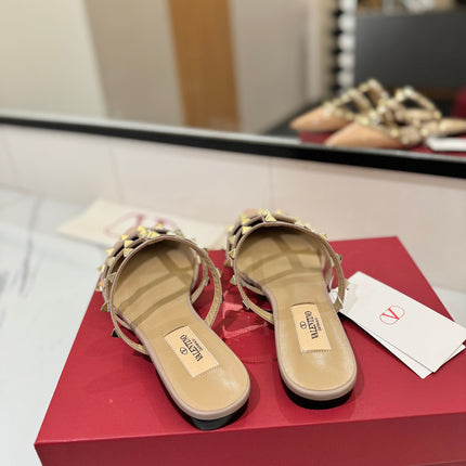 VALENTINO 26S STUDDED FLAT MULES IN BEIGE PINK PATENT CALFSKIN