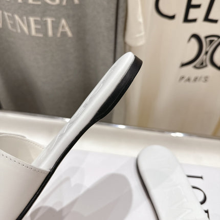 LOEWE 26S PEBBLE SLIDE IN WHITE CALFSKIN GOLD HARDWARE