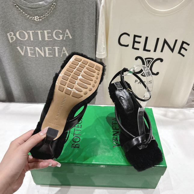 BOTTEGA VENETA 26S HIGH-HEEL SANDALS IN BLACK LAMBSKIN AND SHEARLING
