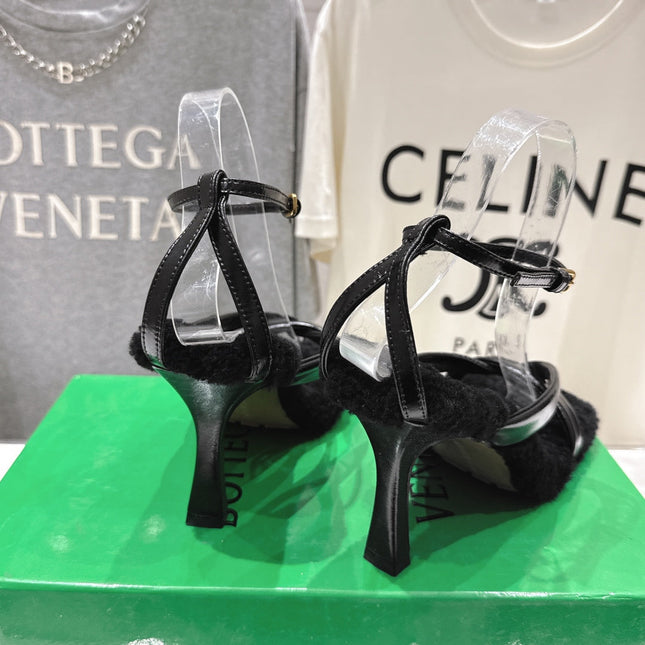 BOTTEGA VENETA 26S HIGH-HEEL SANDALS IN BLACK LAMBSKIN AND SHEARLING