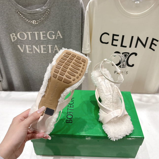BOTTEGA VENETA 26S HIGH-HEEL SANDALS IN OFF WHITE LAMBSKIN AND SHEARLING