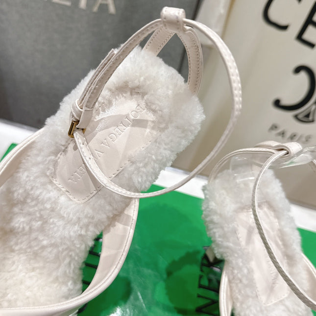 BOTTEGA VENETA 26S HIGH-HEEL SANDALS IN OFF WHITE LAMBSKIN AND SHEARLING