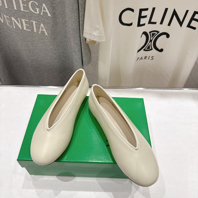 BOTTEGA VENETA 26S BALLET FLATS IN OFF-WHITE LAMBSKIN