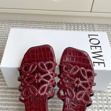 LOEWE 26S SLIDE SANDALS IN BURGUNDY RED CROC-EMBOSSED PATENT CALFSKIN