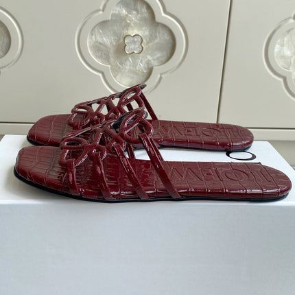 LOEWE 26S SLIDE SANDALS IN BURGUNDY RED CROC-EMBOSSED PATENT CALFSKIN