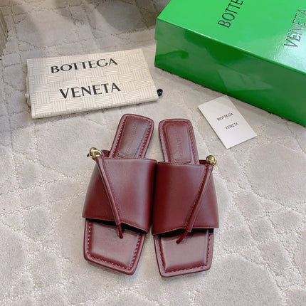 BOTTEGA VENETA 26S FLAT THONG SANDALS IN DARK RED LAMBSKIN