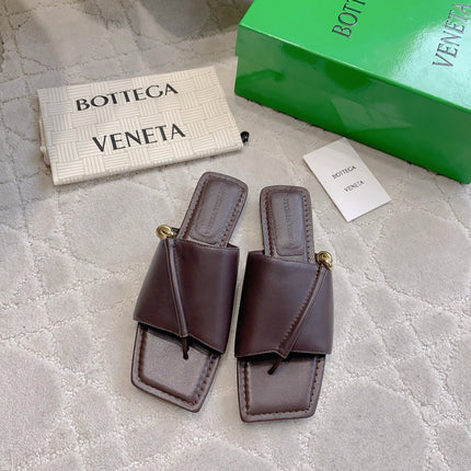 BOTTEGA VENETA 26S FLAT THONG SANDALS IN DARK BROWN LAMBSKIN