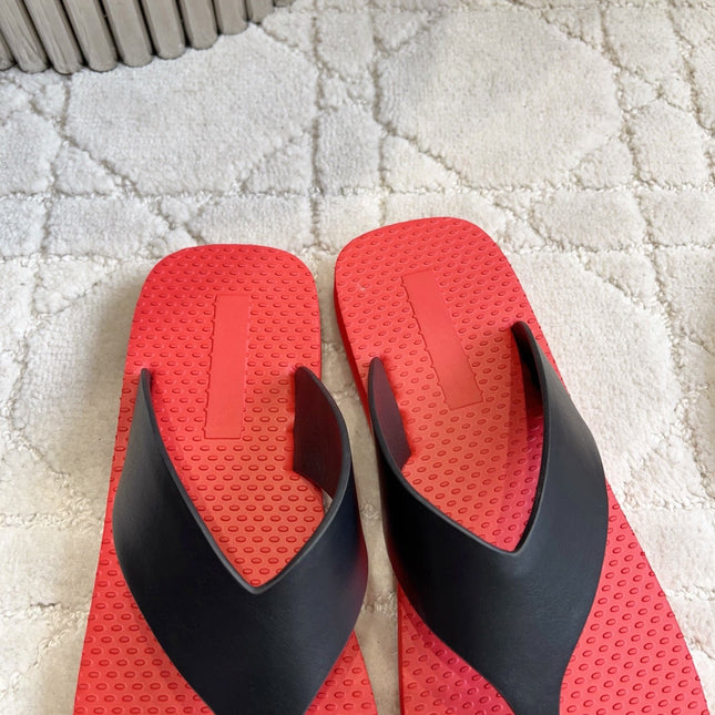 THE ROW 26S THONG SANDALS IN RED RUBBER WITH BLACK STRAPS CALFSKIN