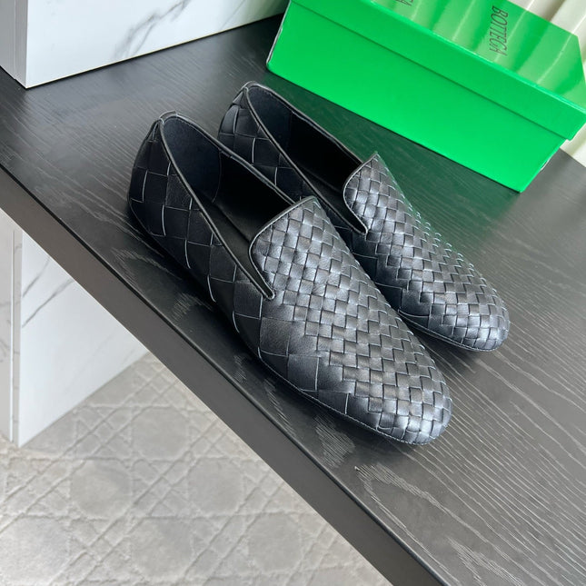 BOTTEGA VENETA 26S FLAT MULES IN BLACK WOVEN LAMBSKIN