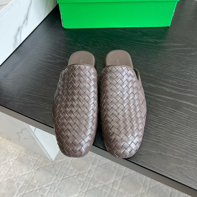 BOTTEGA VENETA 26S FLAT MULES IN DARK BROWN WOVEN LAMBSKIN