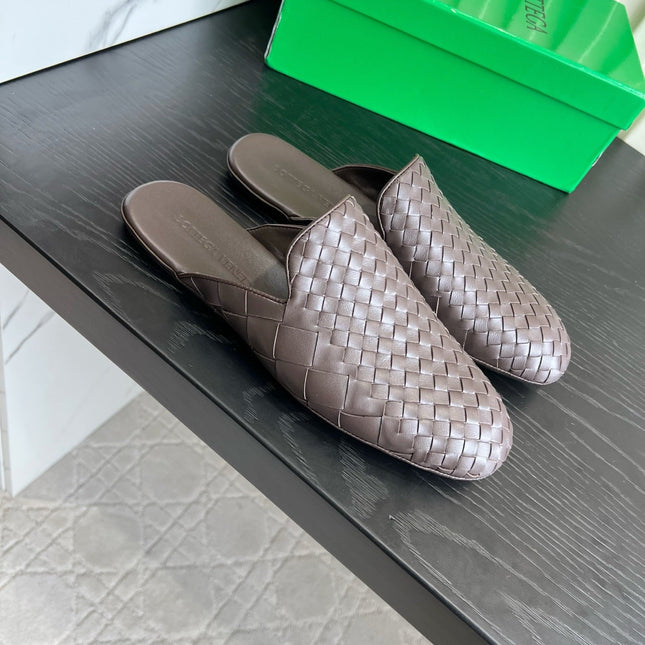 BOTTEGA VENETA 26S FLAT MULES IN DARK BROWN WOVEN LAMBSKIN