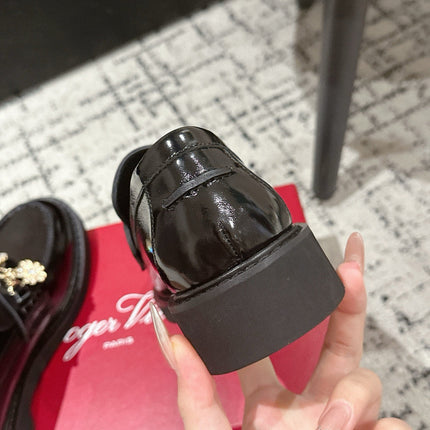 ROGER VIVIER 25S RANGERS CHAIN LOAFER IN BLACK PATENT CALFSKIN
