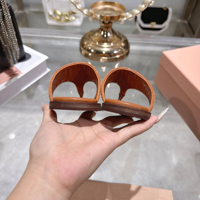 MIUMIU 26S THONG SANDALS IN BEIGE RAFFIA AND COGNAC BROWN CALFSKIN LOGO