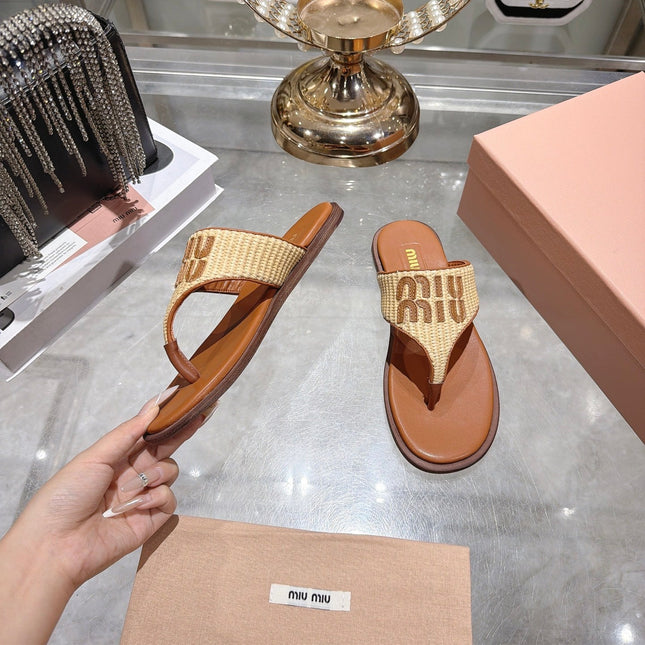 MIUMIU 26S THONG SANDALS IN BEIGE RAFFIA AND COGNAC BROWN CALFSKIN LOGO