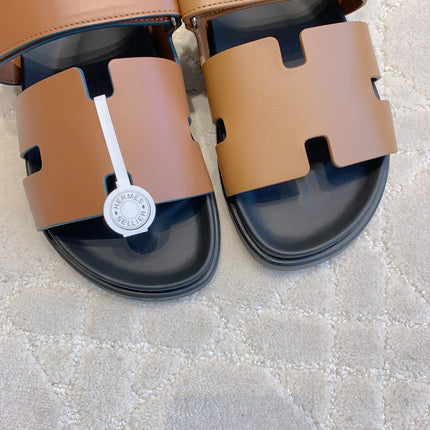 HM 26S CHYPRE SANDAL IN BROWN CALFSKIN WITH LOGO