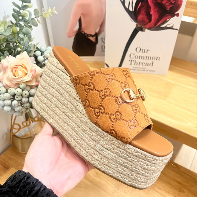 GUCCI 26S WEDGE SANDALS 100 MM IN LIGHT BROWN SUEDE