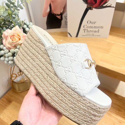 GUCCI 26S WEDGE SANDALS 100 MM IN WHITE SUEDE