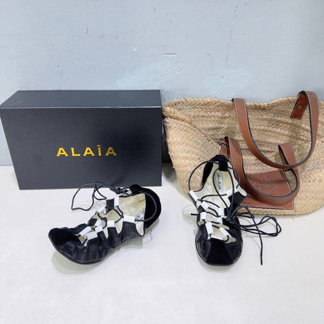 ALAIA 26S LACE-UP BALLET FLATS IN BLACK LAMBSKIN AND SUEDE
