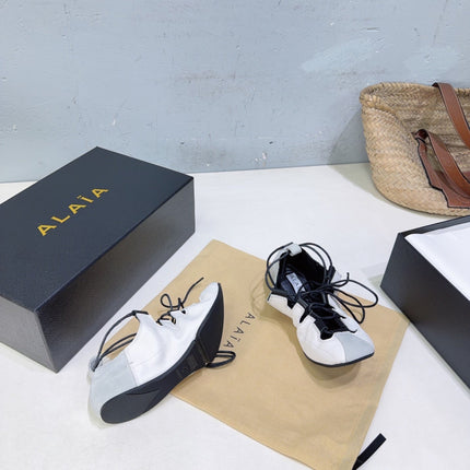 ALAIA 26S LACE-UP BALLET FLATS IN WHITE LAMBSKIN AND GREY SUEDE