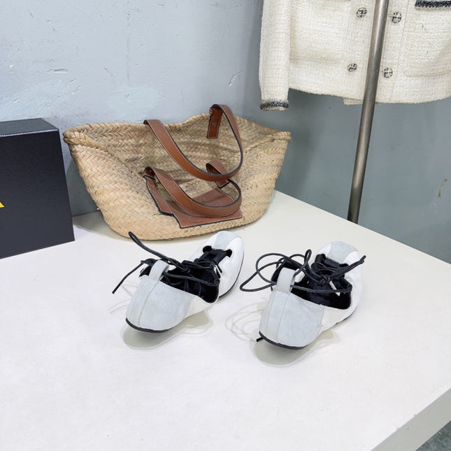 ALAIA 26S LACE-UP BALLET FLATS IN WHITE LAMBSKIN AND GREY SUEDE