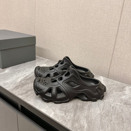 CUT-OUT MULES IN BLACK RUBBER