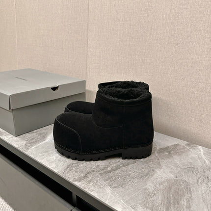 ALASKA BOOTIE IN BLACK SUEDE AND WOOL LINING