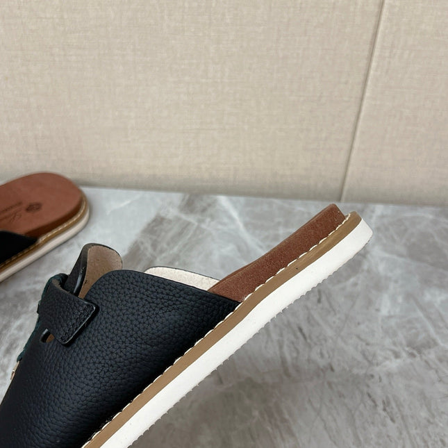 LP 26S LOCK CHARM SLIDES IN BLACK CALFSKIN SILVER HARDWARE
