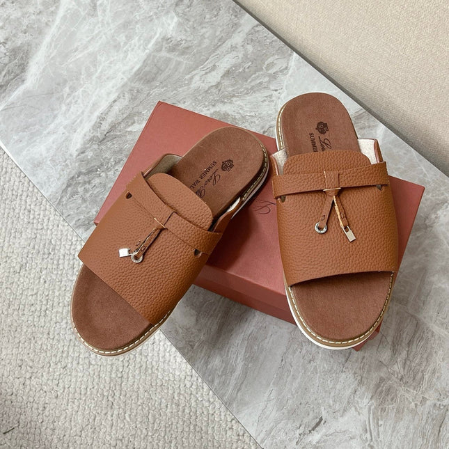 LP 26S LOCK CHARM SLIDES IN CARAMEL BROWN CALFSKIN SILVER HARDWARE