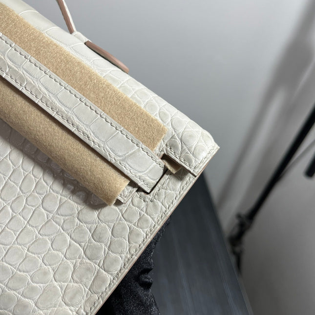 KELLY CUT 31 IN WHITE SHINNY ALLIGATOR LEATHER WITH GOLD HARDWARE