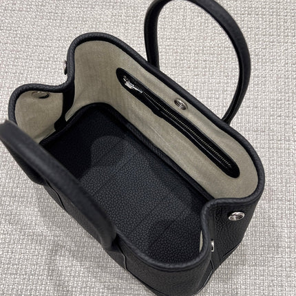 GARDEN PARTY 23CM IN BLACK CALFSKIN
