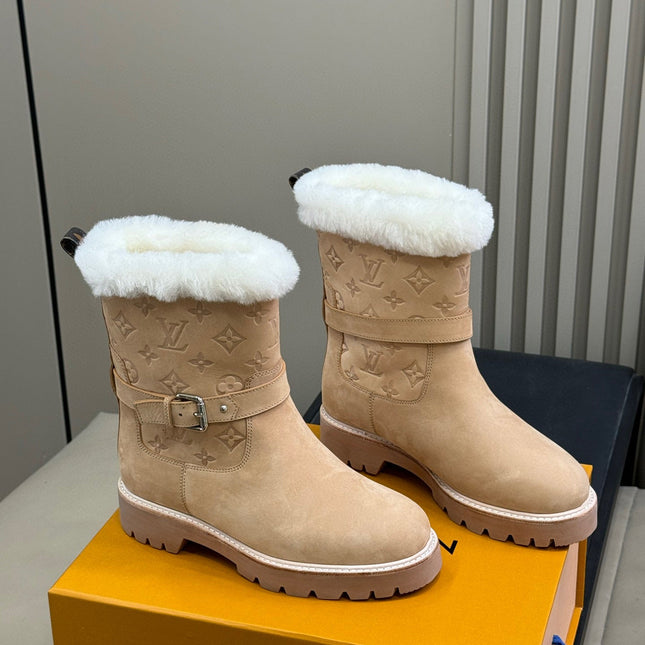 LV TERRITORY ANKLE BOOT IN BROWN AND WHITE SHEARLING LINING.