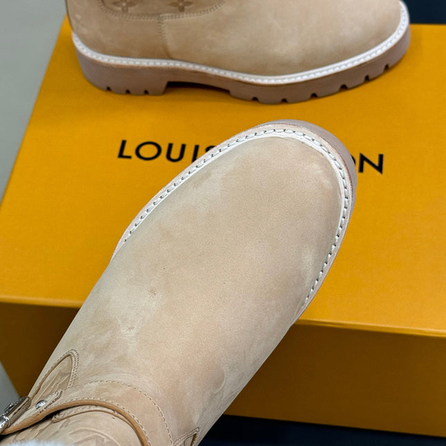 LV TERRITORY ANKLE BOOT IN BROWN AND WHITE SHEARLING LINING.