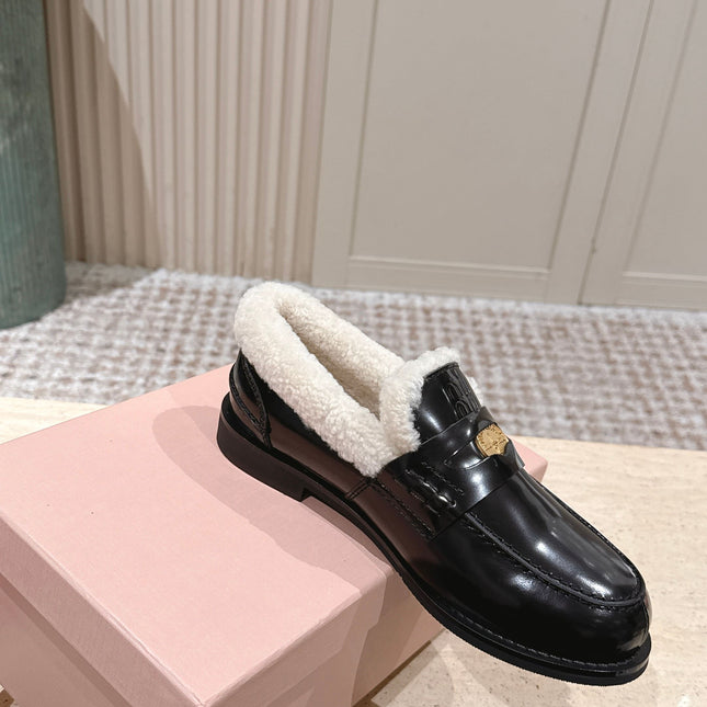 MIUMIU 25S PENNY LOAFERS 20MM IN BLACK PATENT CALFSKIN WITH SHEARLING