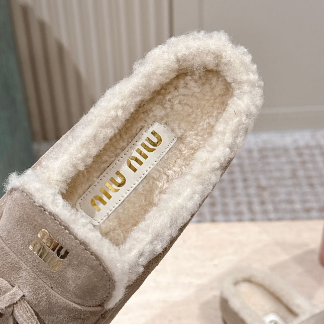 MIUMIU 25S MULES IN DESERT BEIGE SUEDE WITH SHEARLING