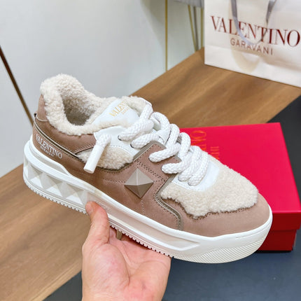 VALENTINO 25S GARAVANI ONE STUD XL PLATFORM SNEAKERS IN LIGHT PINK SUEDE AND CREAM WHITE WOOL