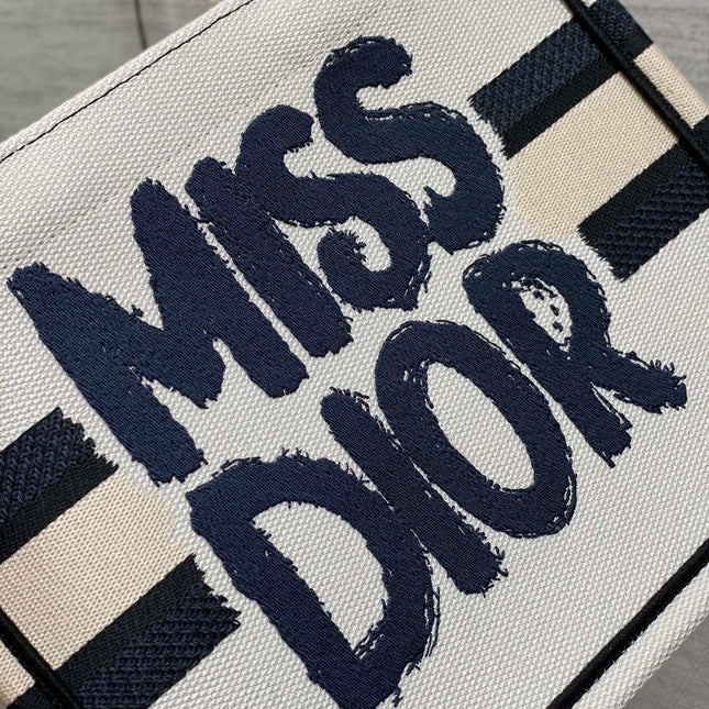 BOOK TOTE 26 IN WHITE MIX BLACK CANVAS 226503