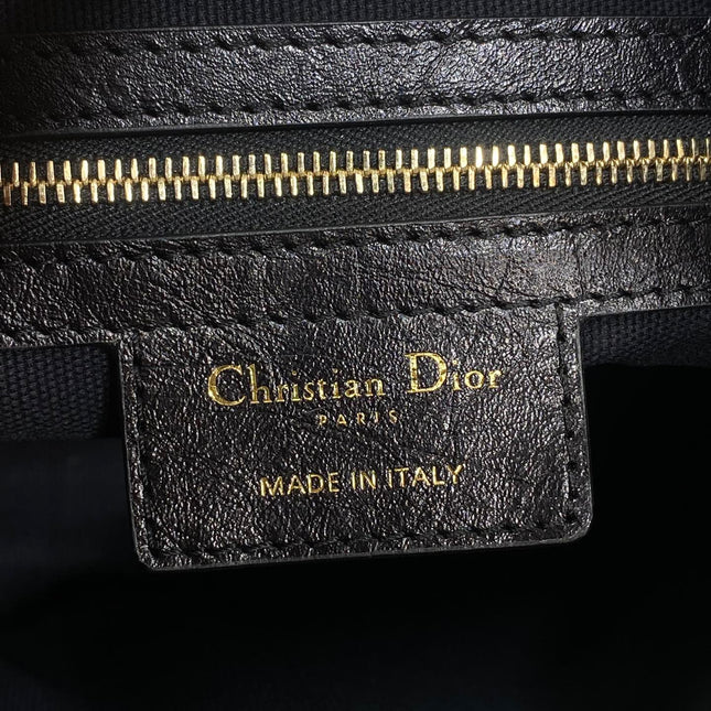DIOR 25S SMALL VOYAGE BAG 23 IN BLACK FLAT MACROCANNAGE GRAINED GLOSSY CALFSKIN