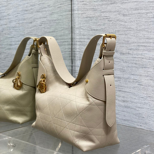 DIOR 25S MEDIUM VOYAGE BAG 28 IN POWDER BEIGE FLAT MACROCANNAGE GRAINED CALFSKIN
