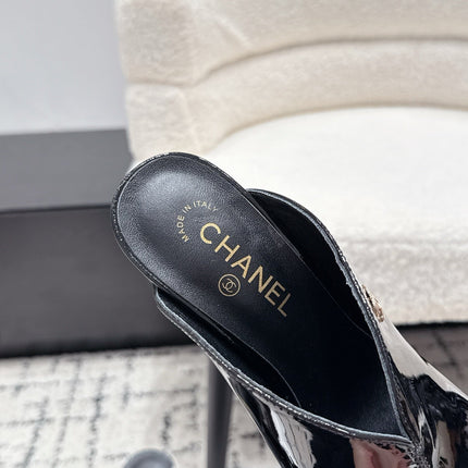 CHANEL 26S SQUARE-TOE HEELED MULES 95 MM IN BLACK MIX WHITE PATENT LAMBSKIN