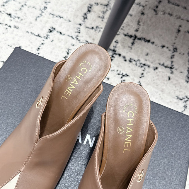 CHANEL 26S SQUARE-TOE HEELED MULES 95 MM IN KHAKI BROWN MIX CREAM LAMBSKIN