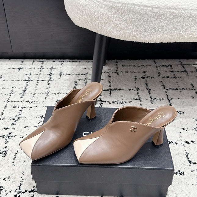 CHANEL 26S SQUARE-TOE HEELED MULES 95 MM IN KHAKI BROWN MIX CREAM LAMBSKIN