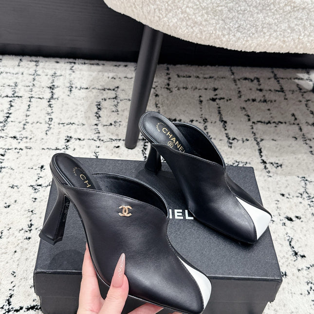 CHANEL 26S SQUARE-TOE HEELED MULES 95 MM IN BLACK MIX WHITE LAMBSKIN